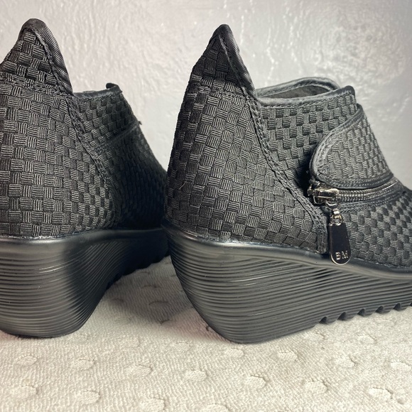 NWOT Bernie Mev Zig Zag Side Zip Ankle Bootie -  In Black - Picture 12 of 16